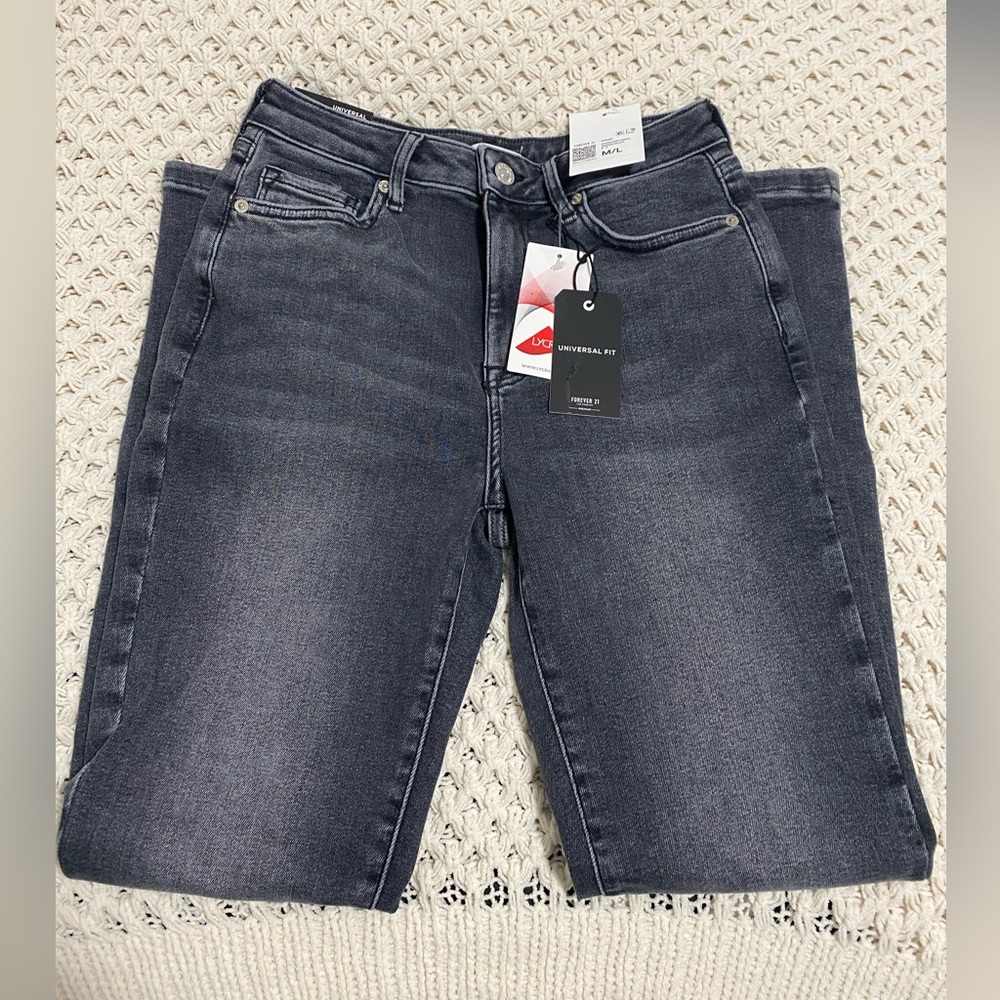 NWT universal fit Forever 21 Skinny Jeans size M/L🍁🍁